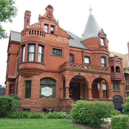 Schuster Mansion Bed & Breakfast Мілвокі Екстер'єр фото