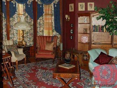 Schuster Mansion Bed & Breakfast Мілвокі Номер фото