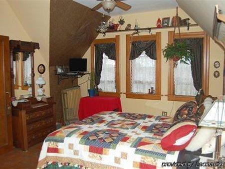 Schuster Mansion Bed & Breakfast Мілвокі Номер фото