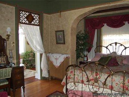 Schuster Mansion Bed & Breakfast Мілвокі Номер фото