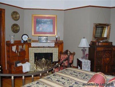 Schuster Mansion Bed & Breakfast Мілвокі Номер фото