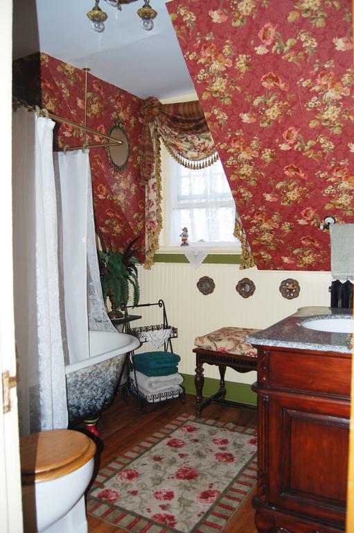 Schuster Mansion Bed & Breakfast Мілвокі Номер фото