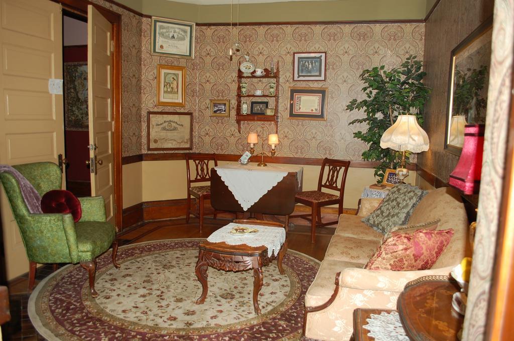 Schuster Mansion Bed & Breakfast Мілвокі Номер фото