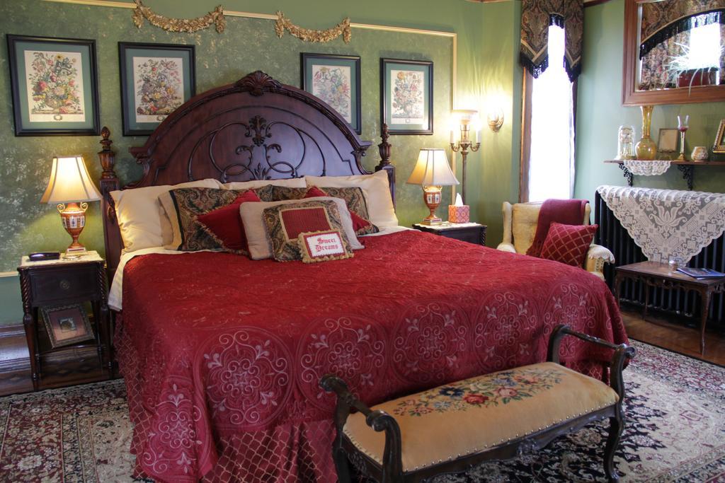 Schuster Mansion Bed & Breakfast Мілвокі Номер фото
