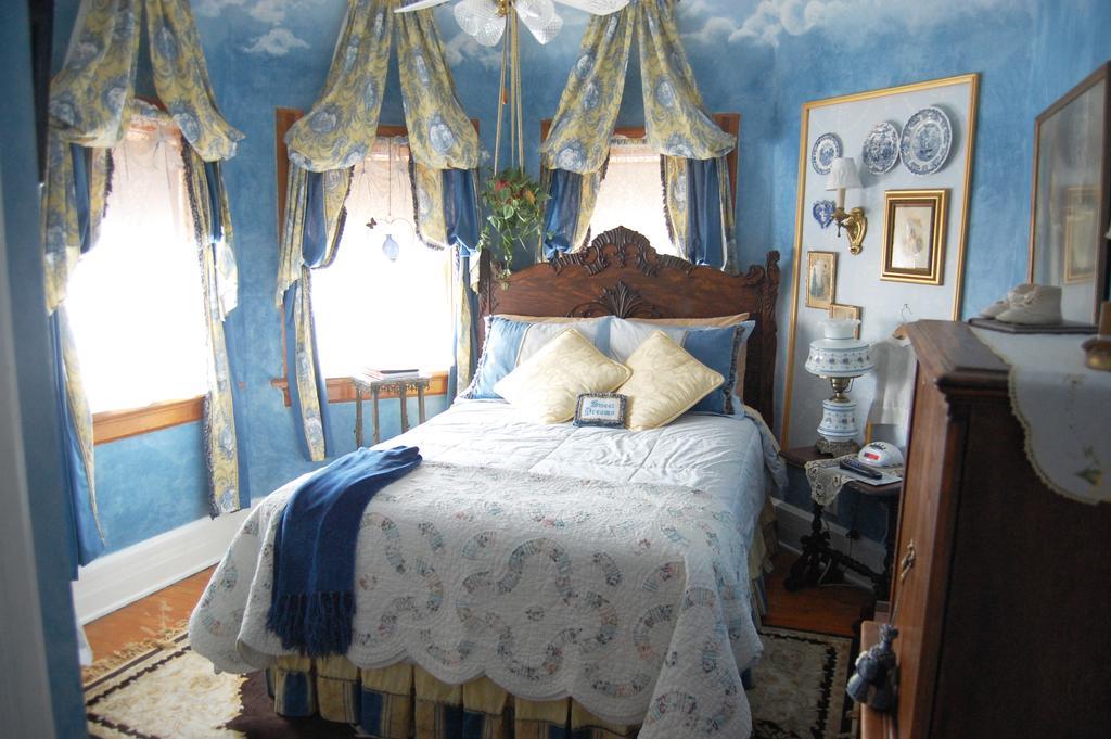 Schuster Mansion Bed & Breakfast Мілвокі Номер фото