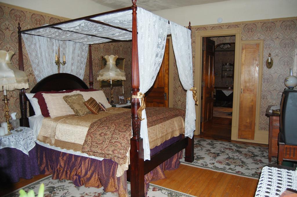 Schuster Mansion Bed & Breakfast Мілвокі Номер фото