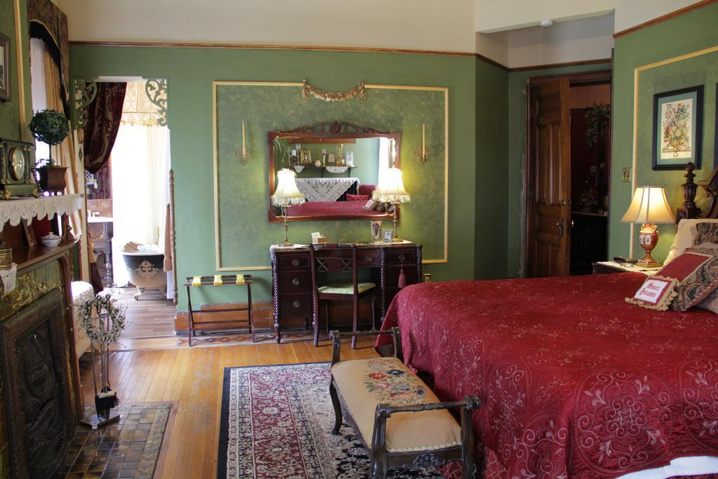 Schuster Mansion Bed & Breakfast Мілвокі Номер фото